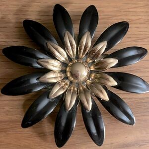 Sarah Coventry Black enamel gold plate flower brooch.